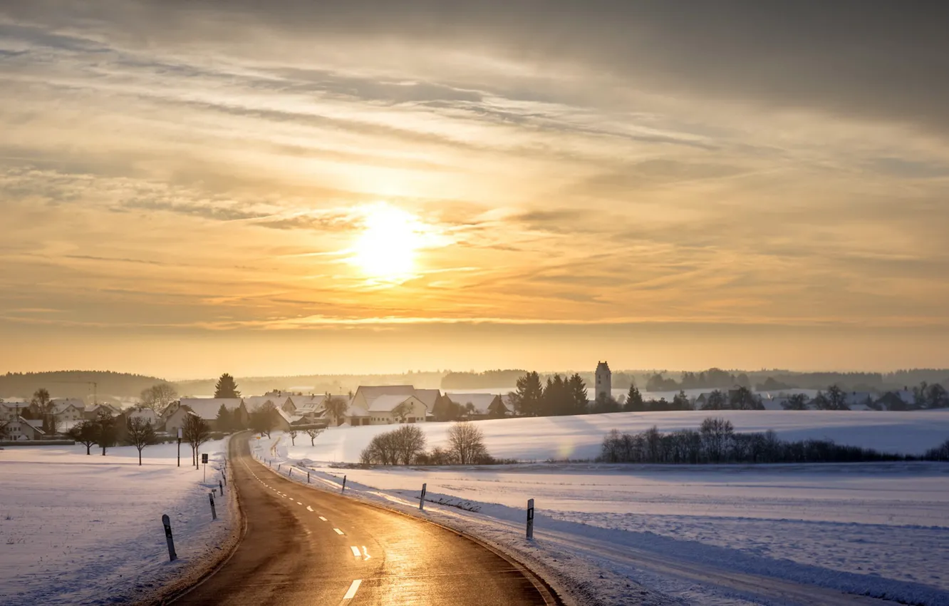 Фото обои зима, дорога, снег, закат, город