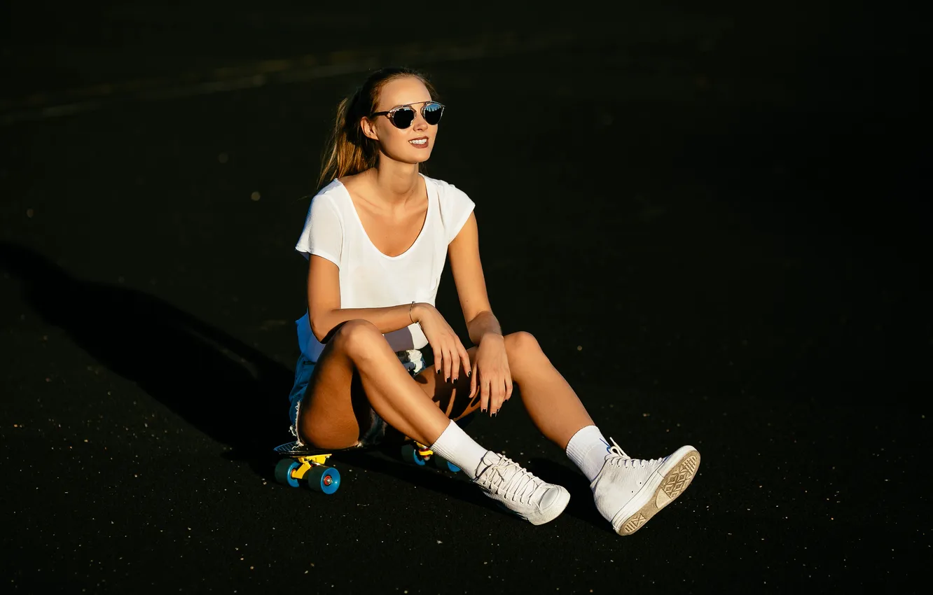 Фото обои shorts, long hair, legs, woman, young, beautiful, model, sunglasses