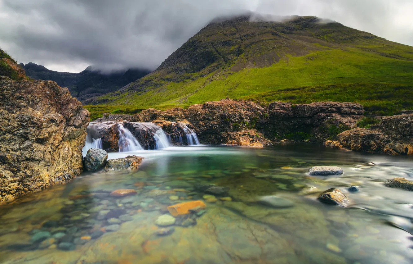 Фото обои горы, тучи, ручей, камни, водопад, Шотландия