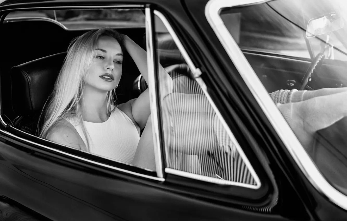Фото обои машина, авто, девушка, поза, блондинка, чёрно-белая, носки, ножки