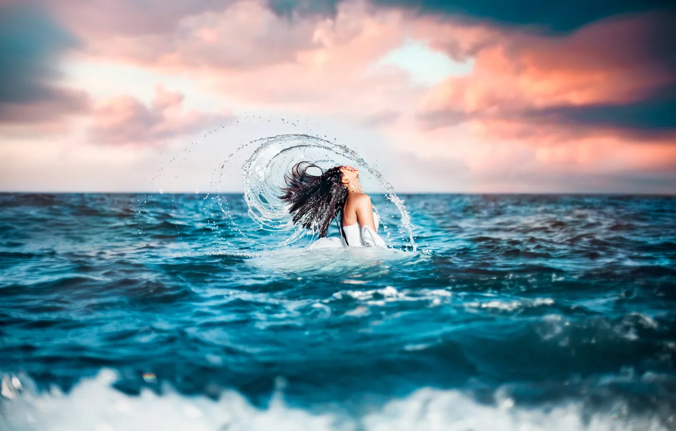 Фото обои волны, девушка, облака, закат, брызги, белое, волосы, Море