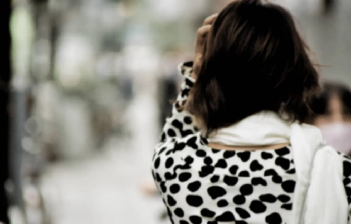 Фото обои девушка, фон, черно-белый, обои, настроения, шарф, брюнетка, пятна