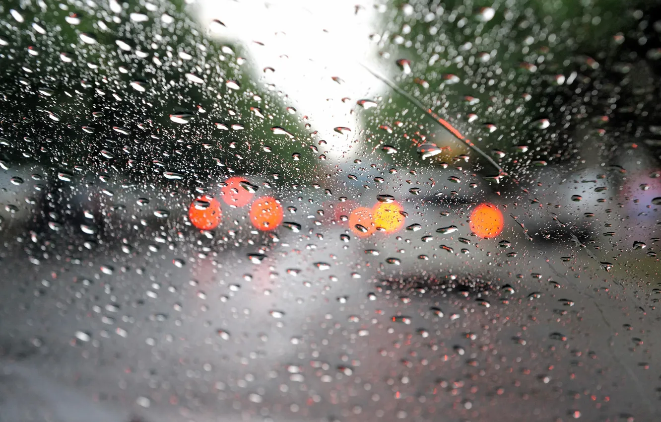 Фото обои стекло, капли, макро, машины, дождь, фары