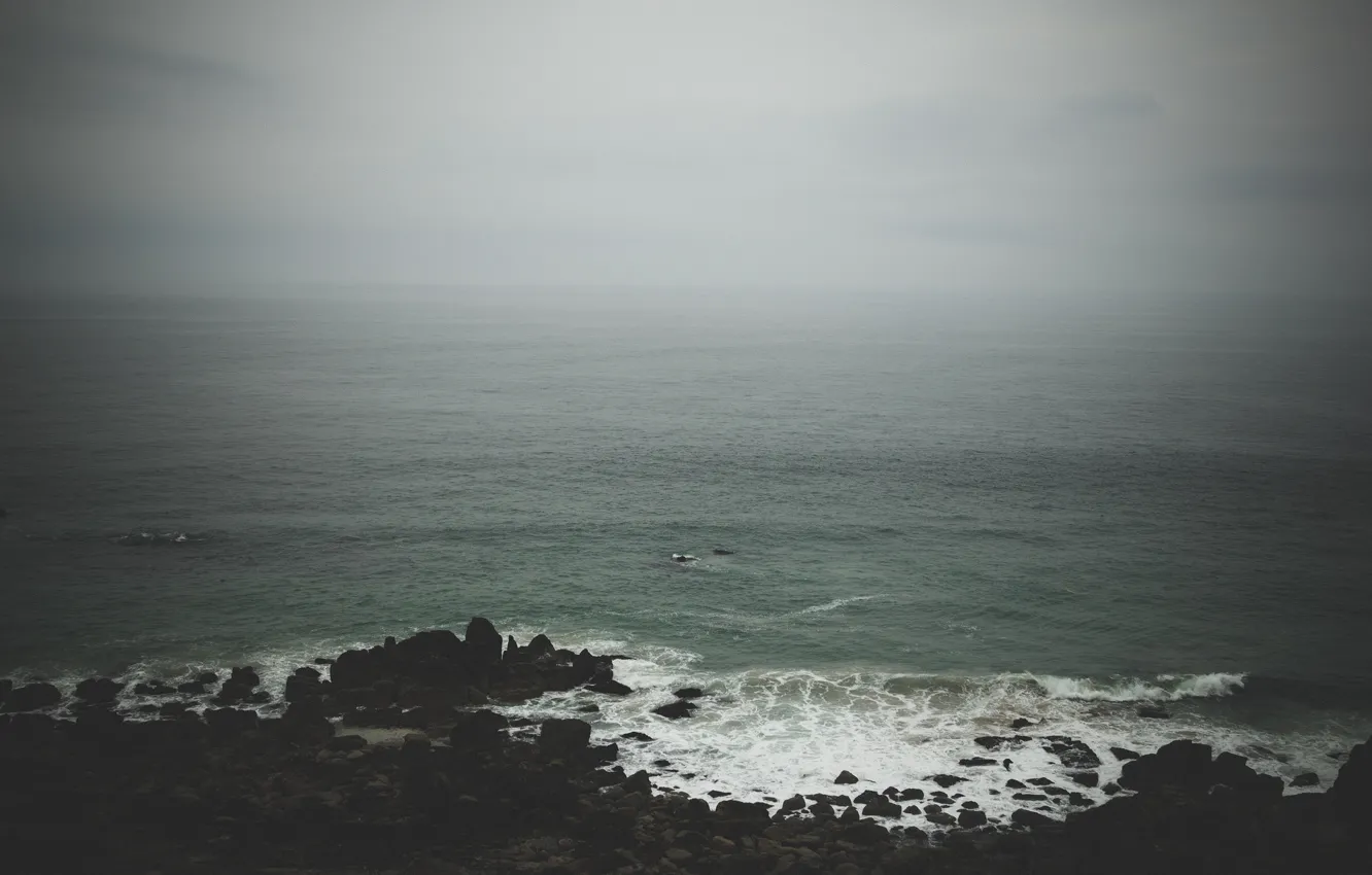 Фото обои море, волны, туман, камни, горизонт