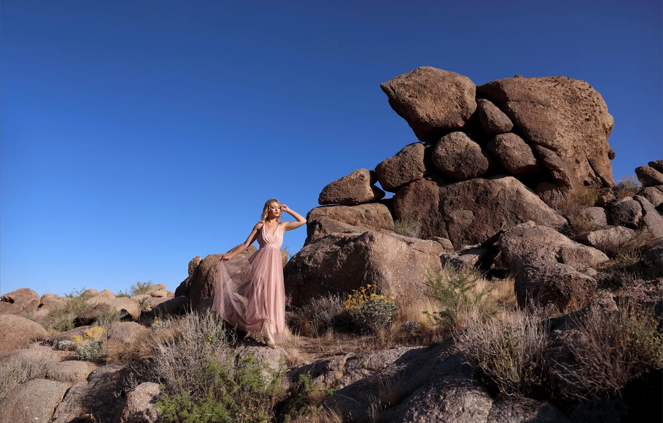 Фото обои hot girl, desert, rocks, stones, blue sky, outside, sexy woman, red lips
