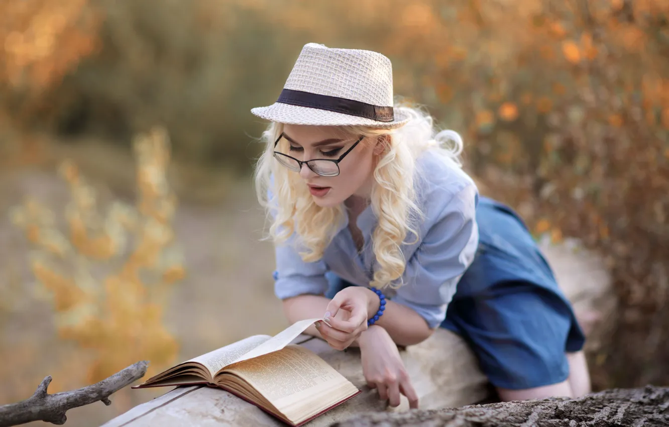 Фото обои девушка, поза, шляпа, очки, блондинка, книга, бревно, боке