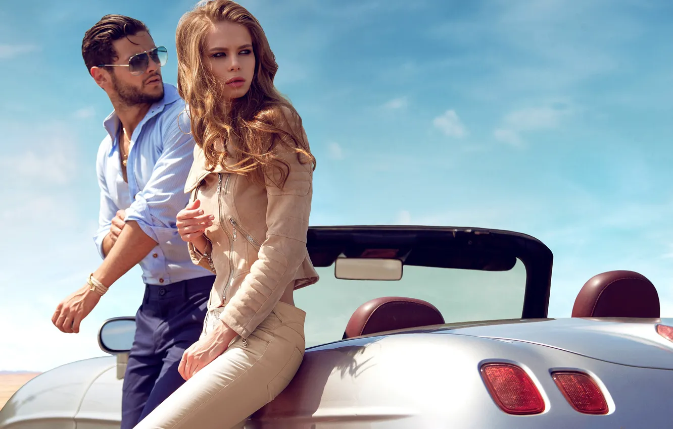 Фото обои авто, взгляд, девушка, солнце, волосы, куртка, мужчина