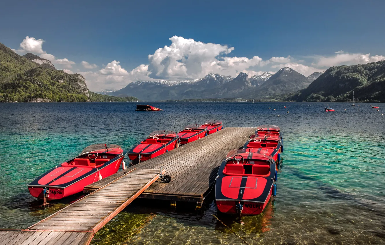 Фото обои облака, горы, озеро, лодки, Австрия, причал, красные, солнечно