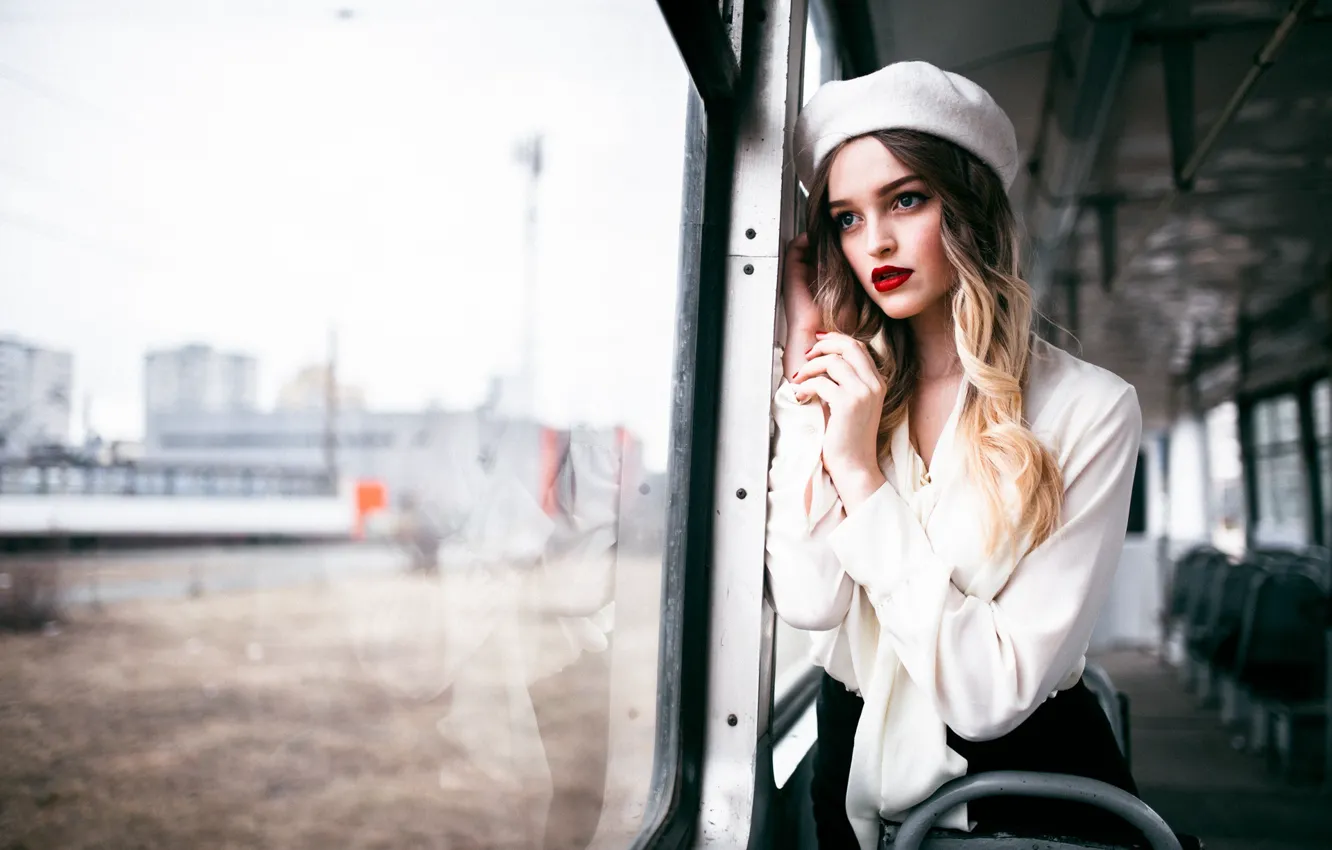 Фото обои взгляд, поза, Девушка, блузка, трамвай, Данил Горьков, Кристина Плешакова