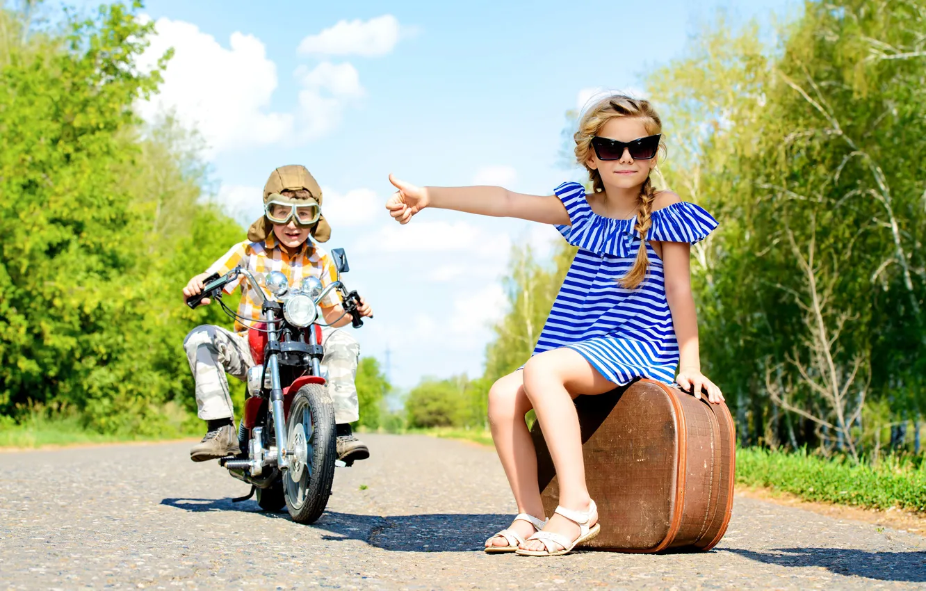 Фото обои дорога, мальчик, платье, очки, мотоцикл, девочка, чемодан