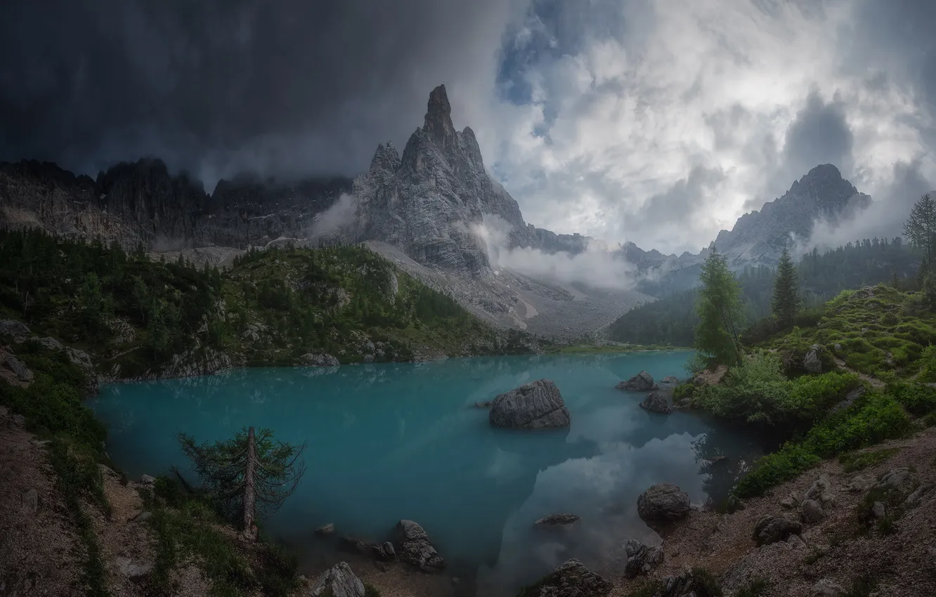 Фото обои лес, облака, горы, туман, озеро, камни, скалы, берег