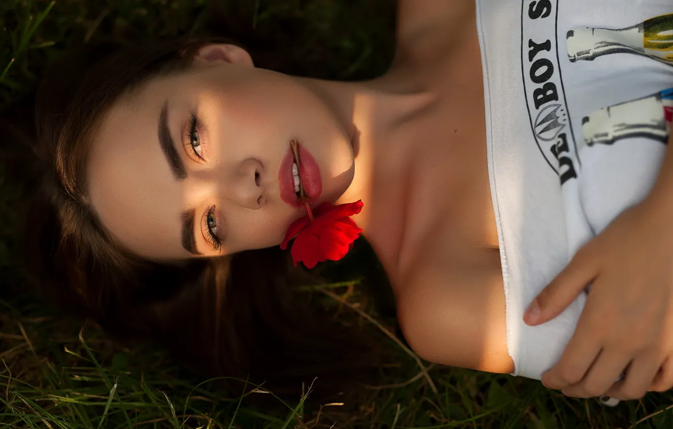 Фото обои цветок, трава, взгляд, девушка, лицо, рот, Антон Печкуров