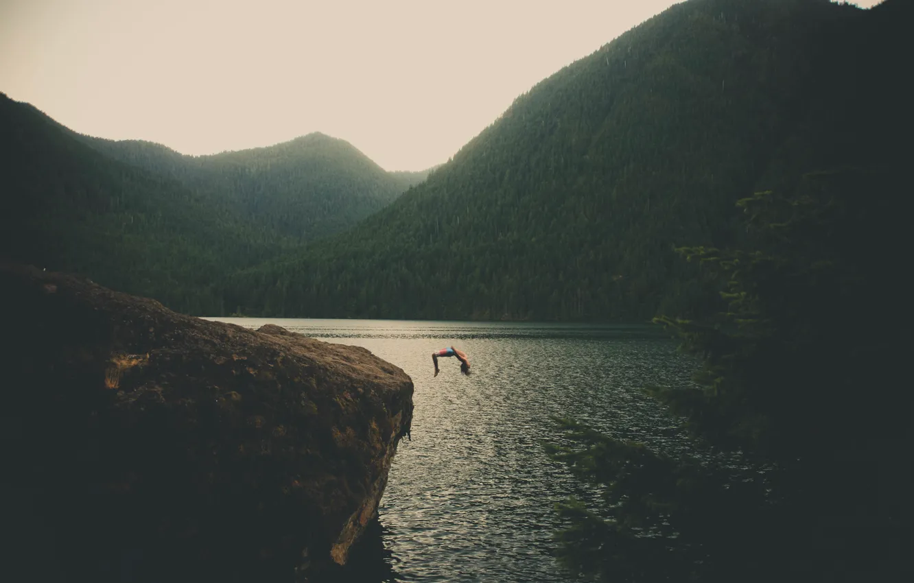 Фото обои горы, скала, озеро, прыжок, мужчина