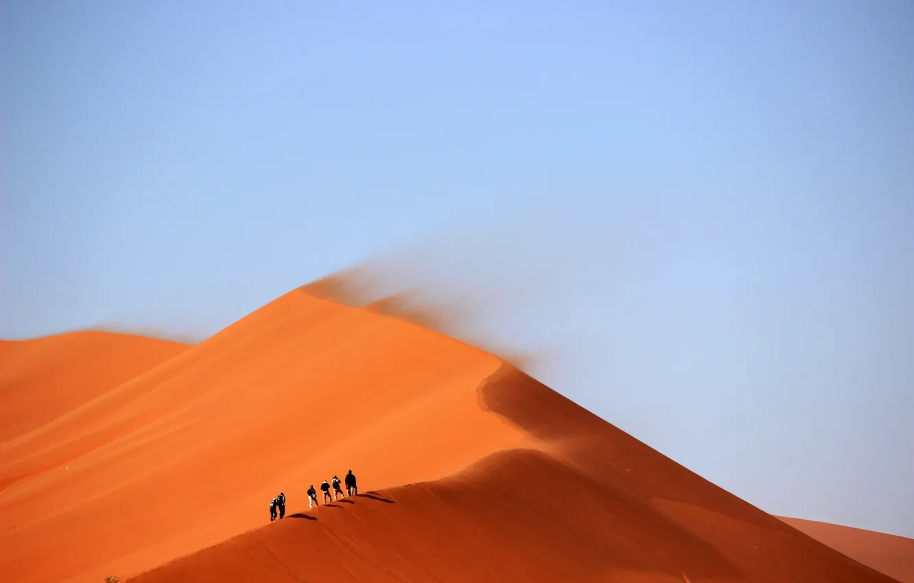 Фото обои люди, ветер, пустыня, бархан, пески