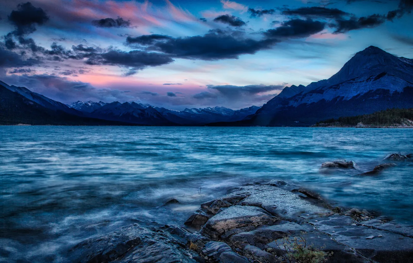 Фото обои лес, небо, вода, облака, пейзаж, горы, синий, тучи