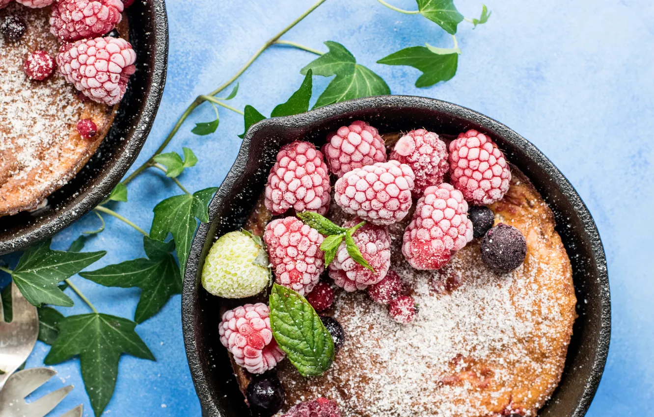 Фото обои ягоды, малина, пирог, выпечка, голубой фон, плющ, сковорода