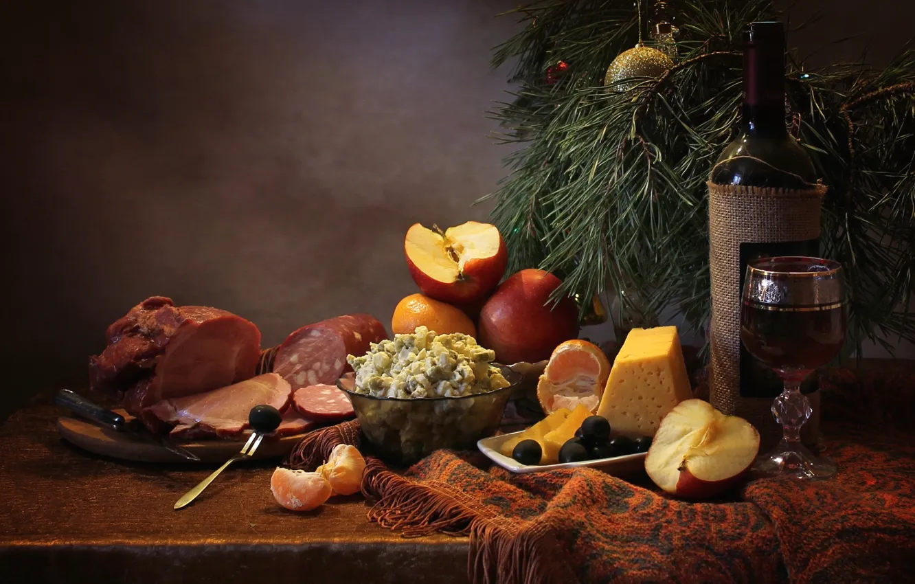 Фото обои вино, бокал, яблоко, сыр, мясо, натюрморт, колбаса, сосна