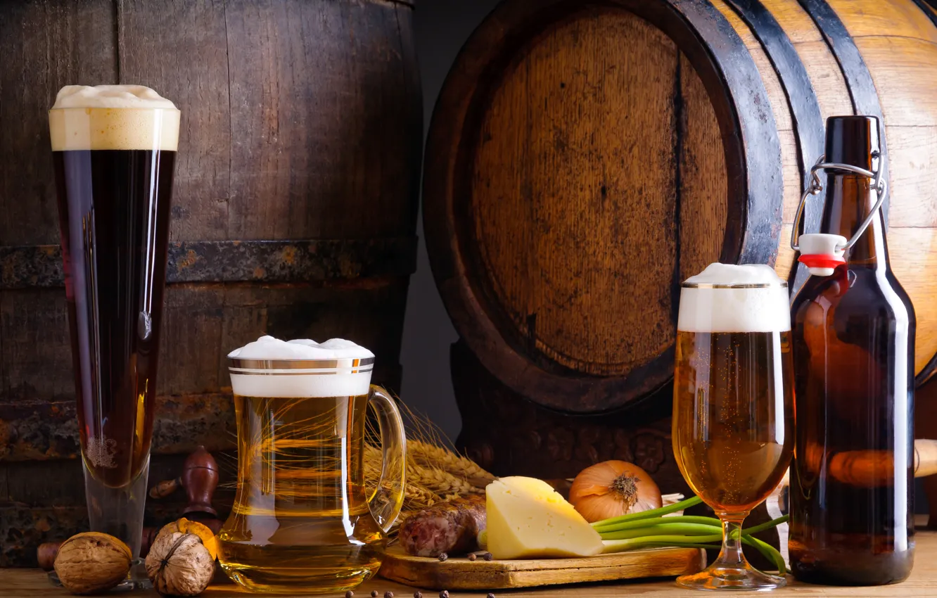 Фото обои пена, бутылка, пиво, сыр, лук, стаканы, колосья, орехи