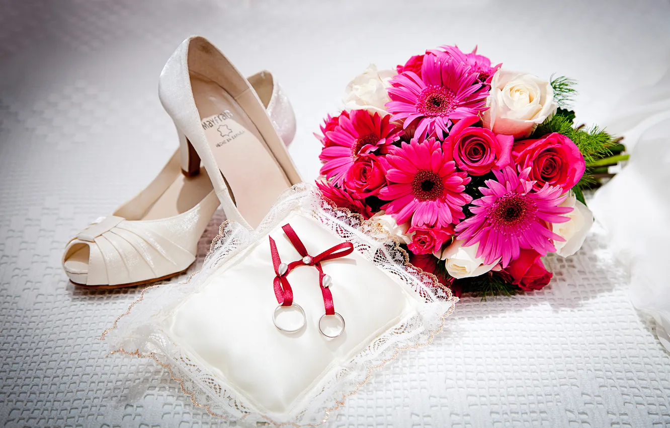 Фото обои цветы, туфли, подушечка, обручальные кольца