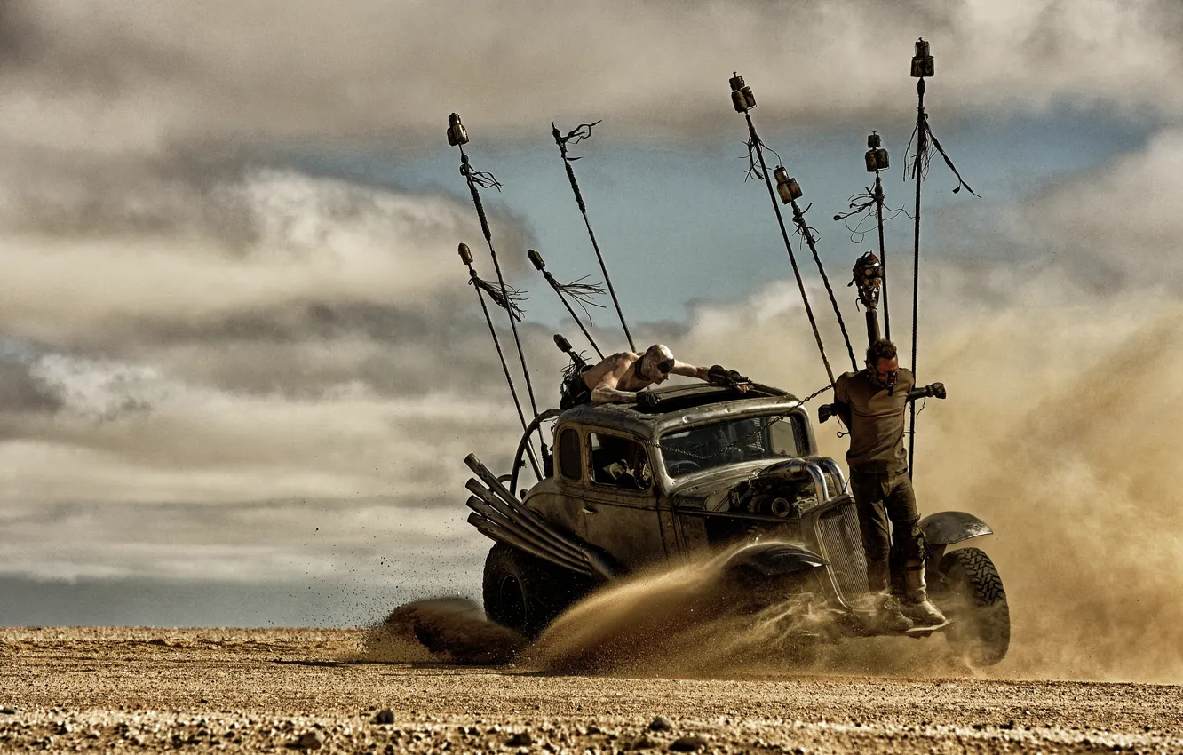 Фото обои машина, пустыня, хаос, постапокалиптика, пленник, Mad Max, Fury Road, Безумный Макс