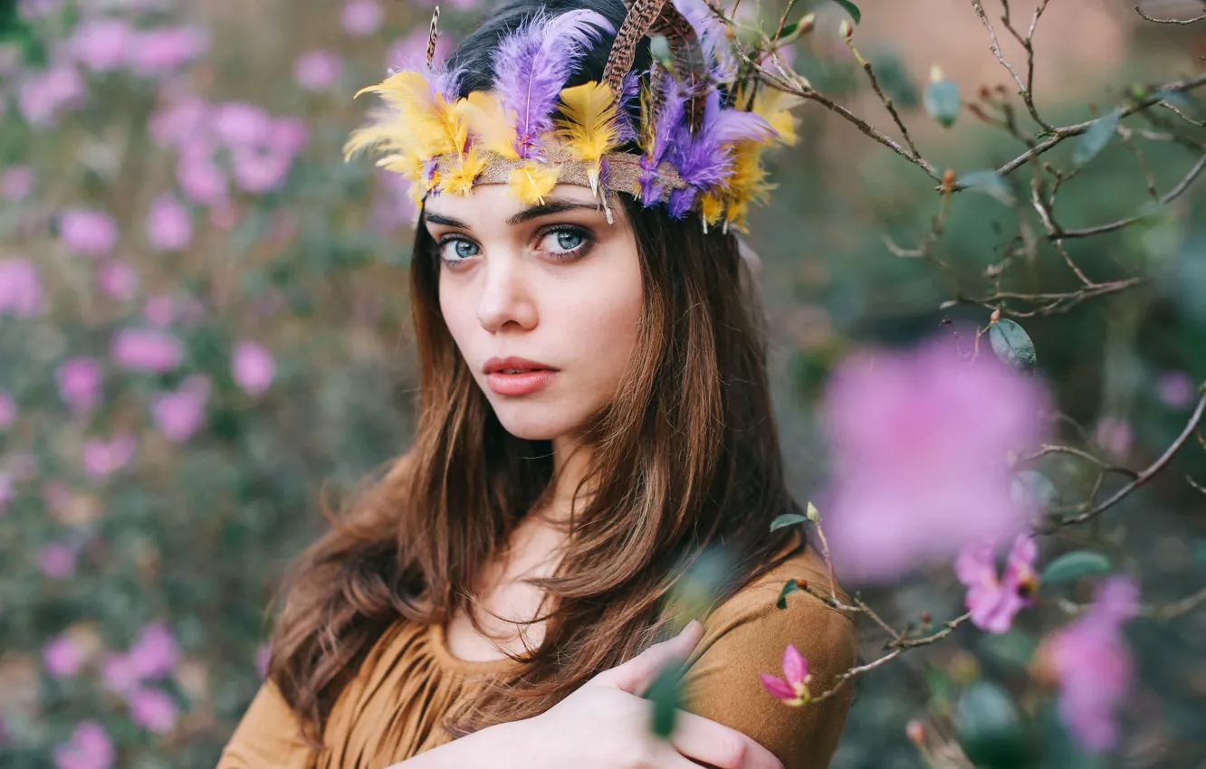 Фото обои взгляд, девушка, цветы, ветки, природа, перья, шатенка