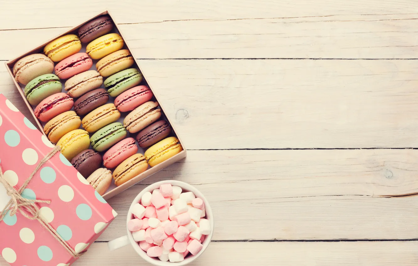Фото обои цветы, подарок, colorful, wood, pink, flowers, macarons, gift box