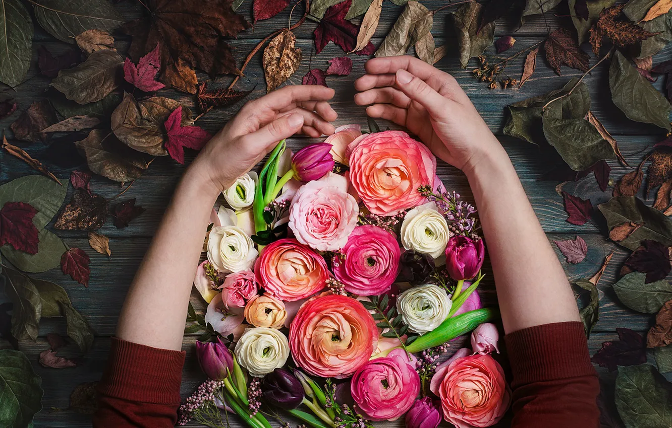Фото обои осень, листья, стиль, руки, тюльпаны, композиция, ранункулюсы