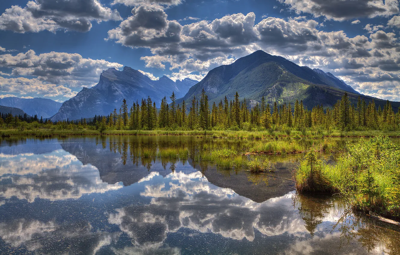 Фото обои небо, облака, деревья, горы, озеро, отражение