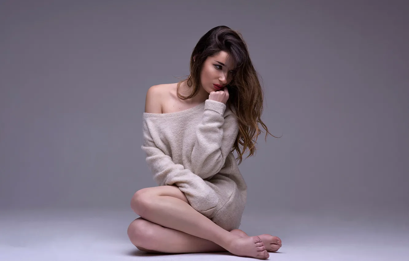 Фото обои поза, шатенка, ножки, Carolina Garcia, волосы, красивая, девушка, свитер