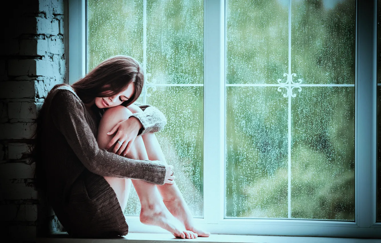 Фото обои девушка, поза, дождь, настроение, ноги, окно, на подоконнике