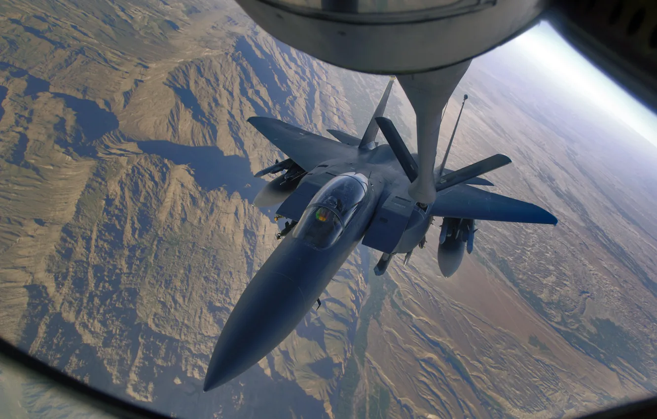 Фото обои полет, горы, местность, F-15E Strike Eagle, Afghanistan, дозаправка в воздухе