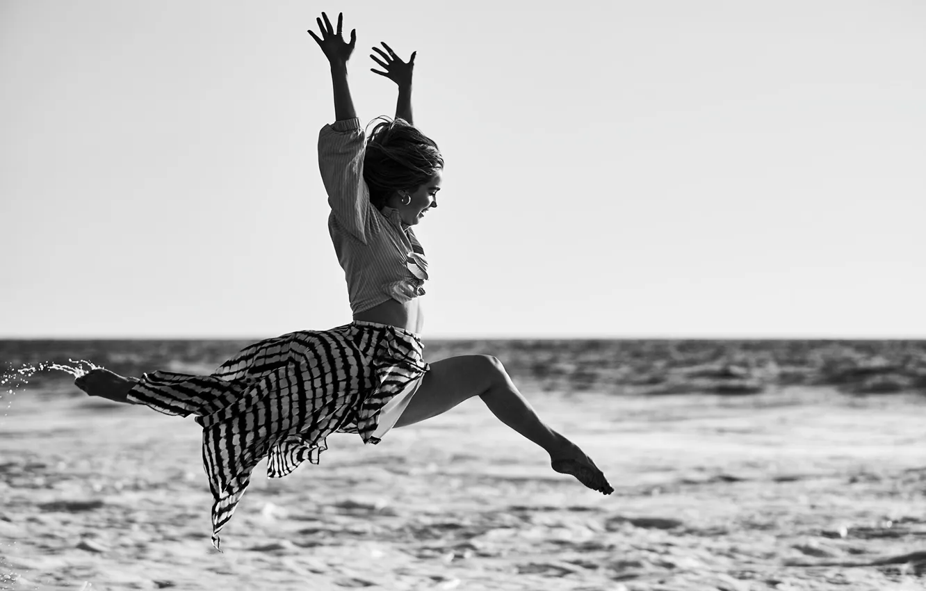 Фото обои море, вода, солнце, брызги, прыжок, юбка, актриса, блузка