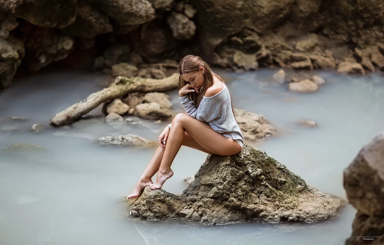 Фото обои вода, задумчивость, поза, красивая девушка, water, pose, thoughtfulness, стройная фигура
