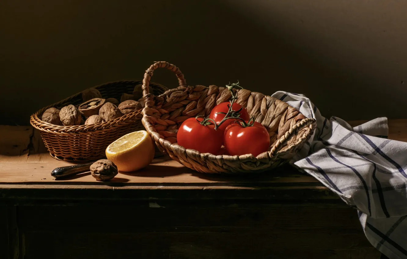 Фото обои темный фон, лимон, еда, полотенце, натюрморт, помидоры, предметы, грецкие орехи