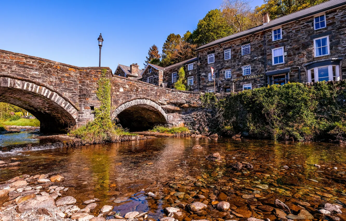 Фото обои солнце, деревья, мост, камни, дома, Великобритания, речка, Wales