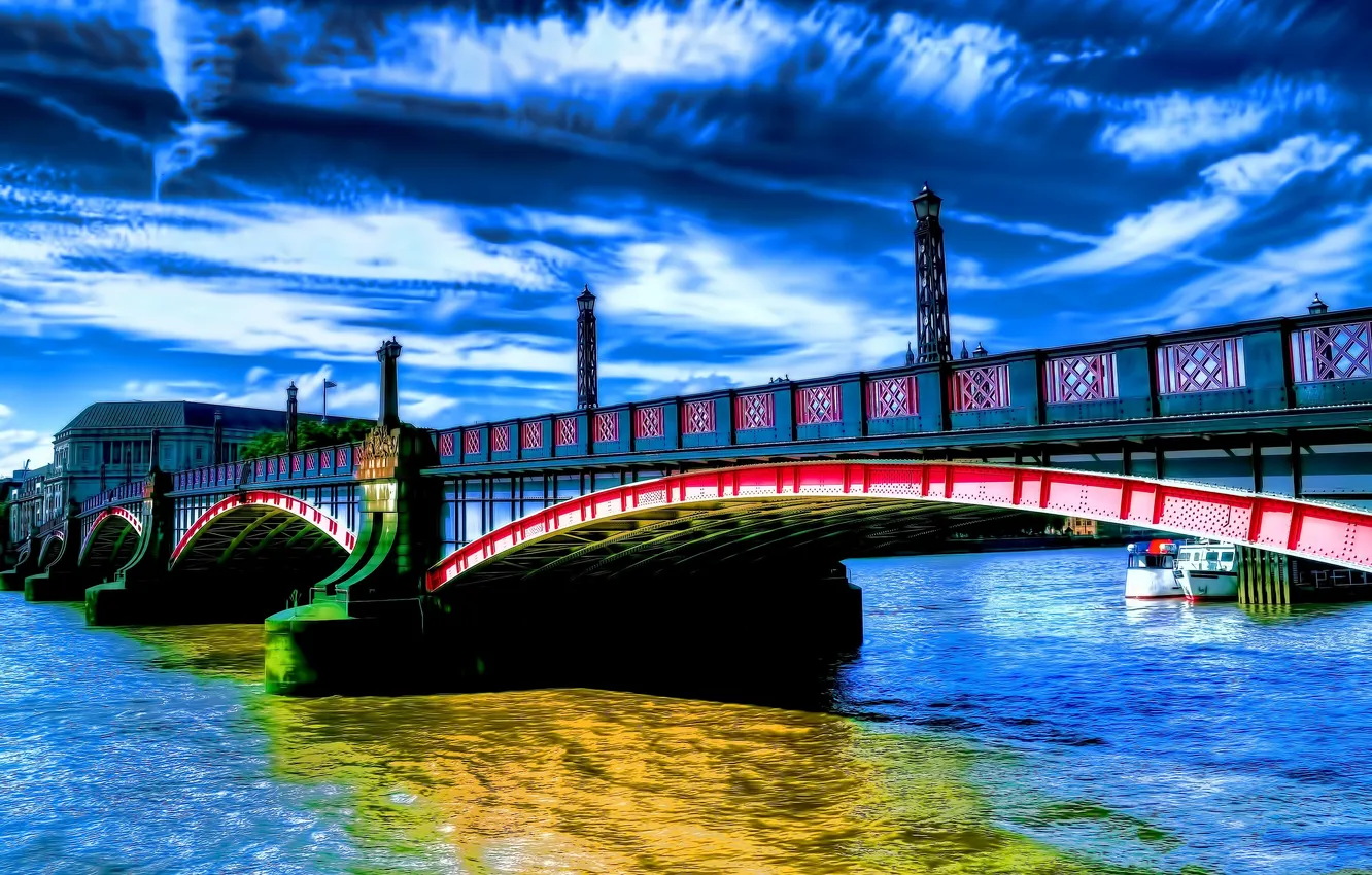 Фото обои небо, облака, мост, река, краски, фонарь
