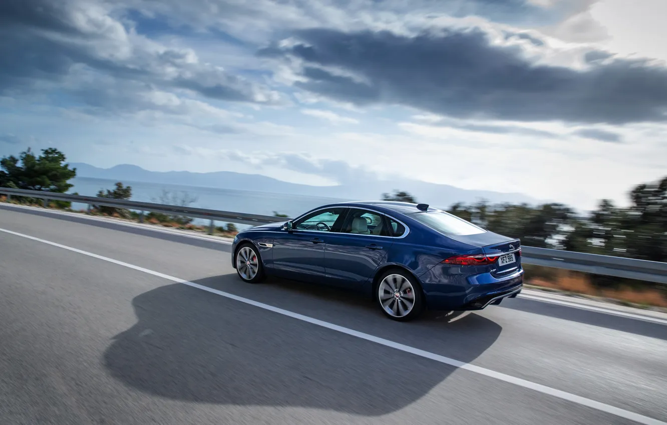 Фото обои Jaguar, тень, ограждение, седан, в движении, на дороге, Jaguar XF, 2020