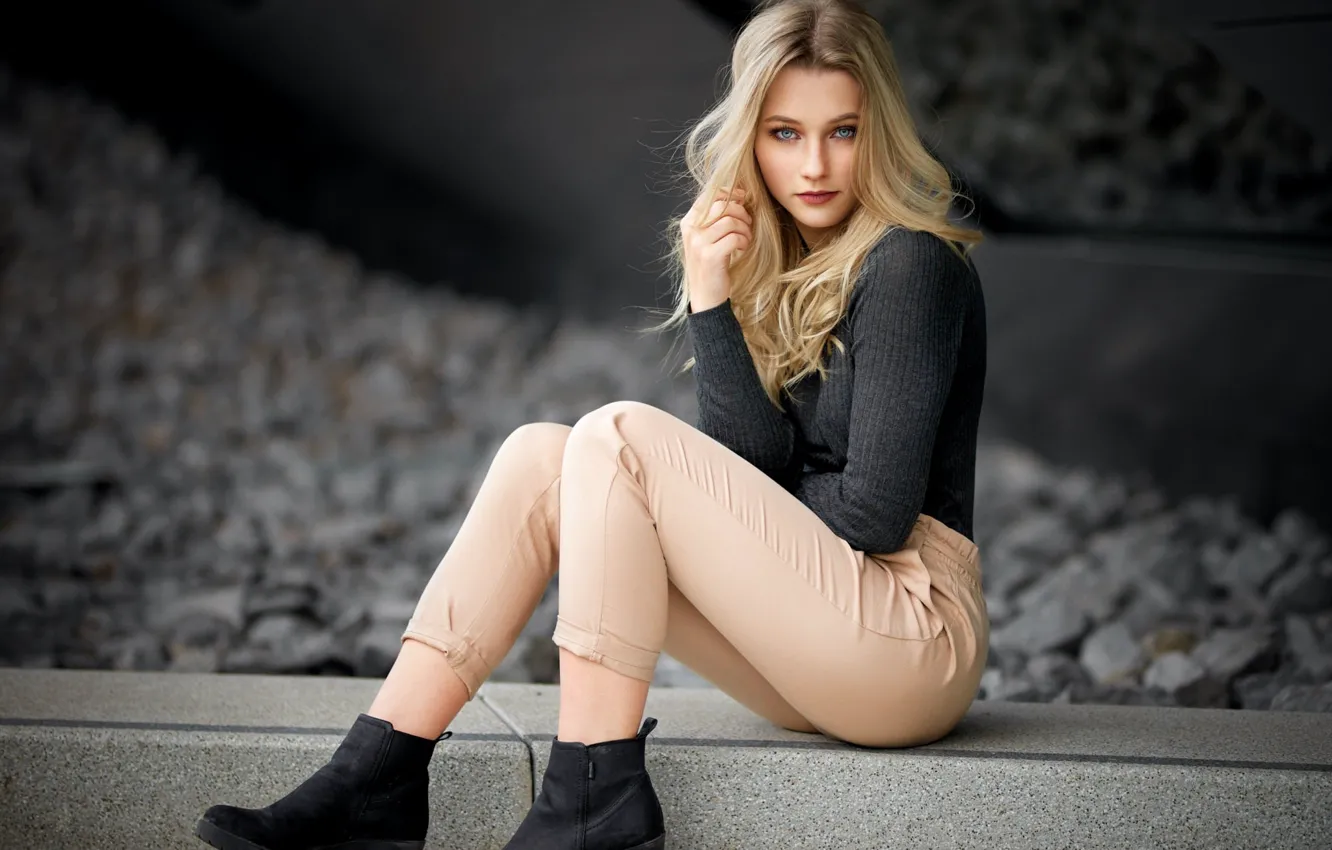 Фото обои взгляд, девушка, фото, волосы, кофта, брюки