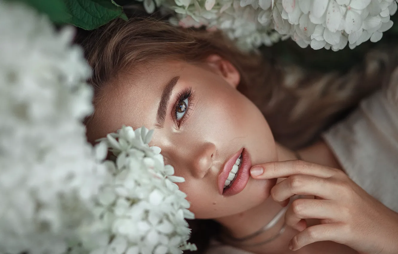 Фото обои взгляд, цветы, крупный план, лицо, поза, модель, рука, портрет