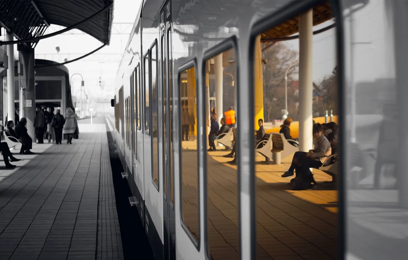 Фото обои Train, station, people, black and white, situation, waiting, platform, benches