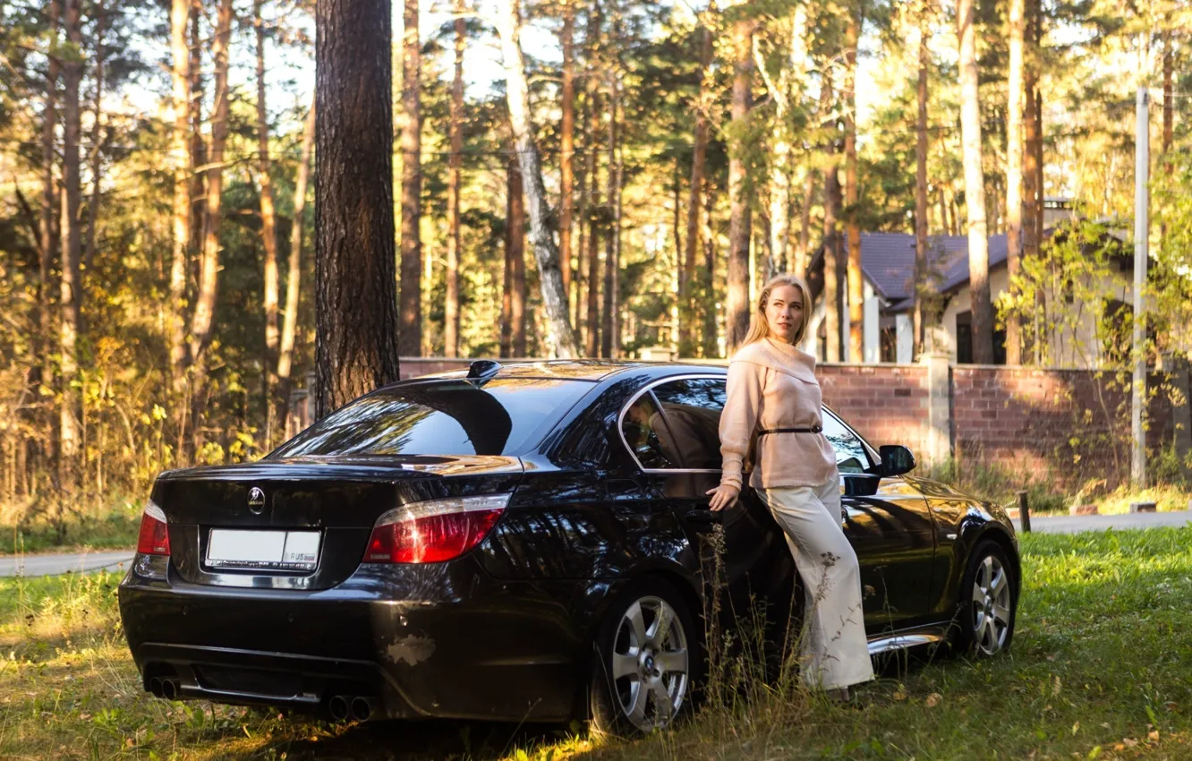 Фото обои Девушки, BMW, красивая девушка, позирует над машиной, чёрный авто
