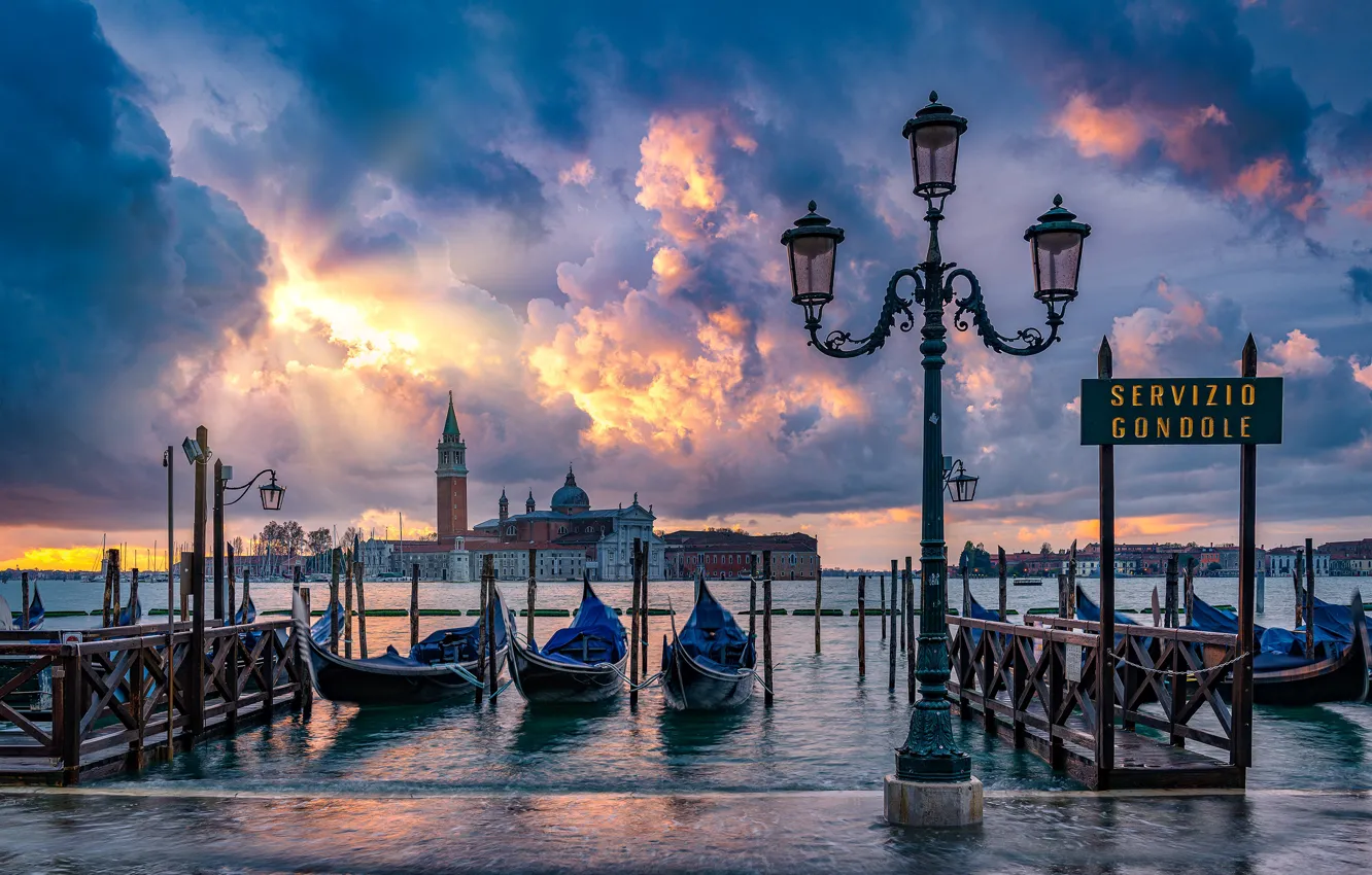 Фото обои облака, Италия, фонарь, Венеция, набережная, Italy, гондолы, Venice