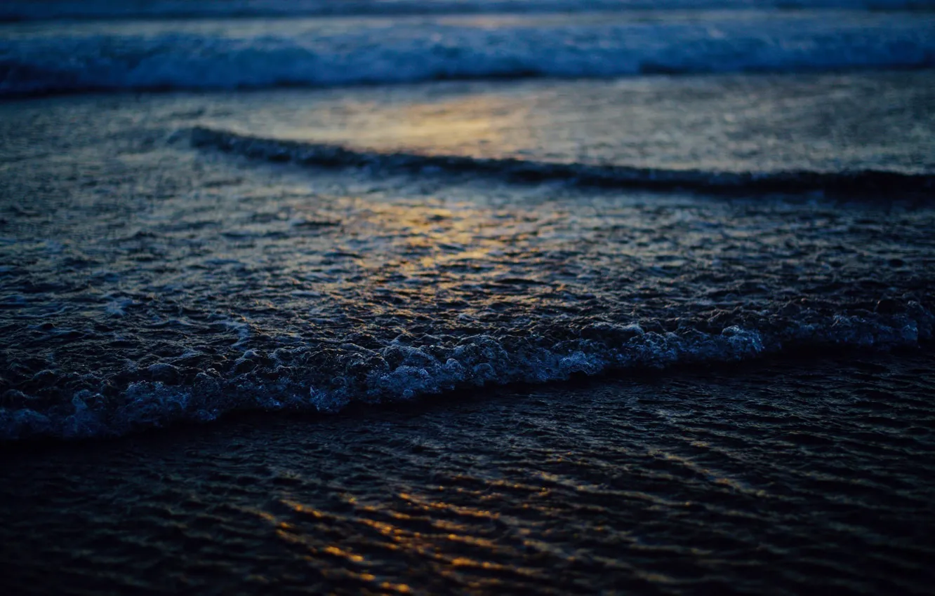 Фото обои песок, пена, вода, макро, блики, берег, волна, сумерки