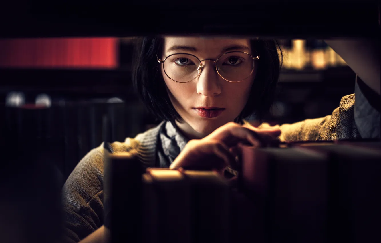 Фото обои взгляд, девушка, книги, очки, the librarian