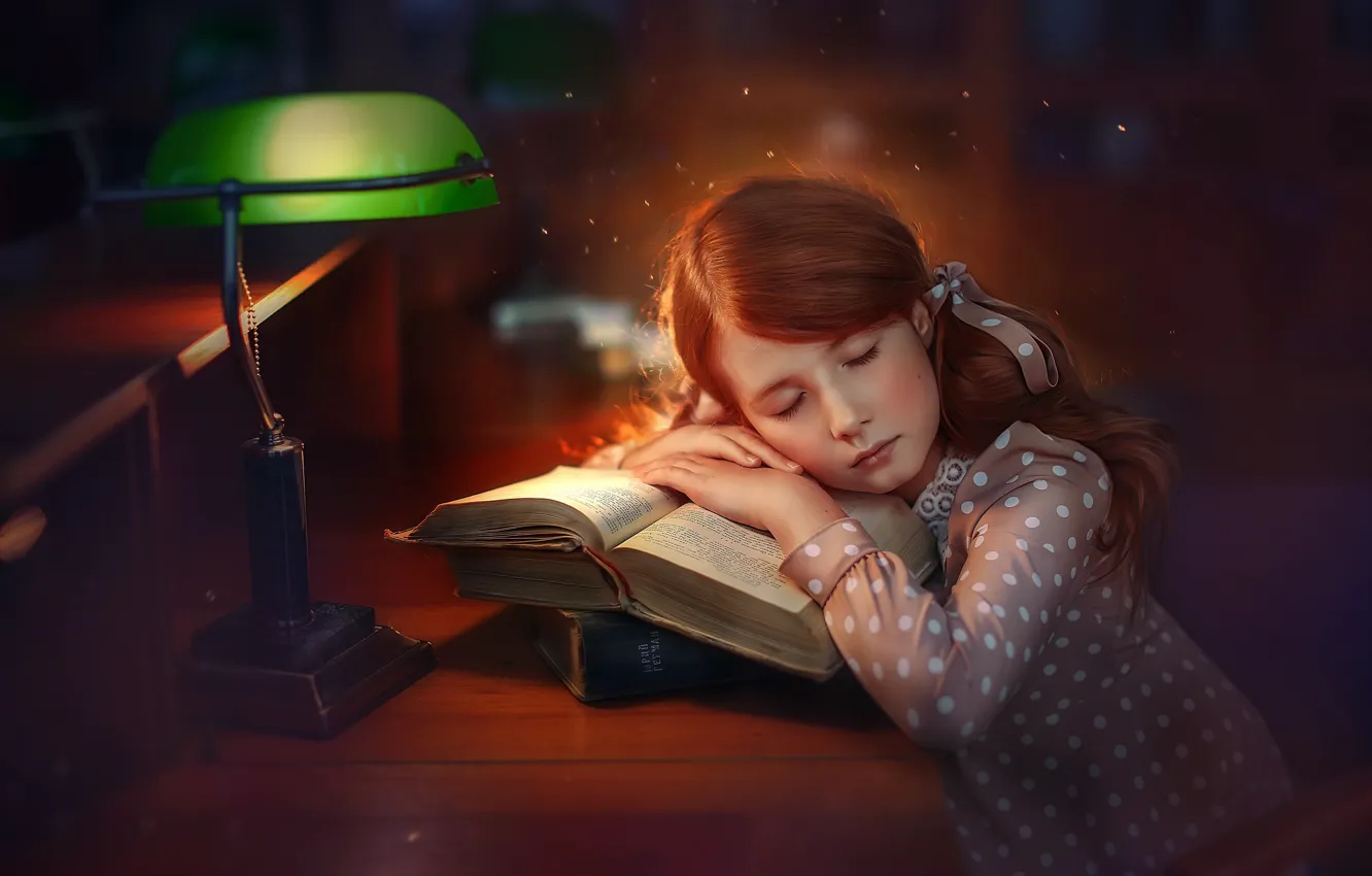 Фото обои книги, лампа, сон, девочка, спящая, Любовь Пятовская