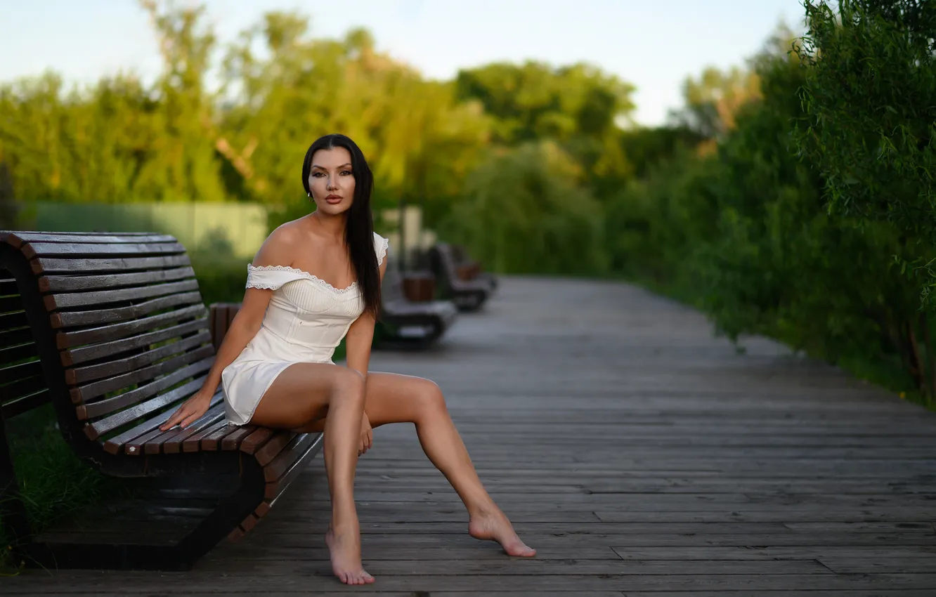 Фото обои девушка, скамейка, поза, доски, брюнетка, декольте, ножки, длинные волосы