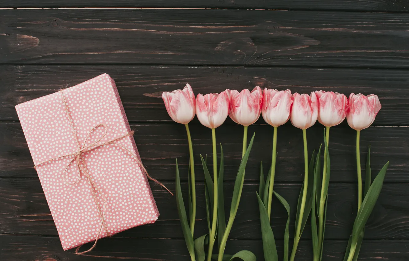 Фото обои цветы, подарок, букет, тюльпаны, розовые, wood, pink, flowers