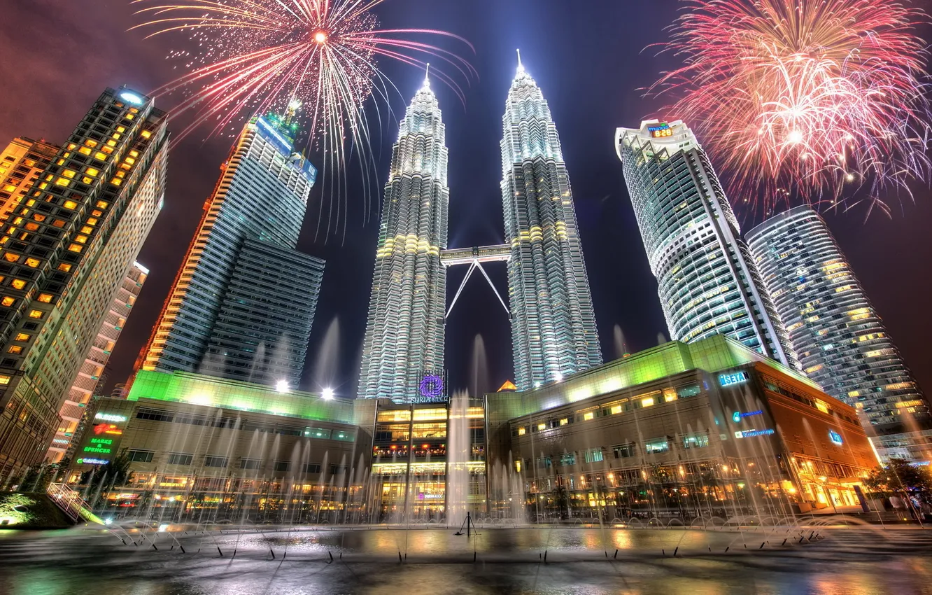 Фото обои ночь, небоскребы, фонтан, фейерверк, Малайзия, Куала-Лумпур, Башни Петронас