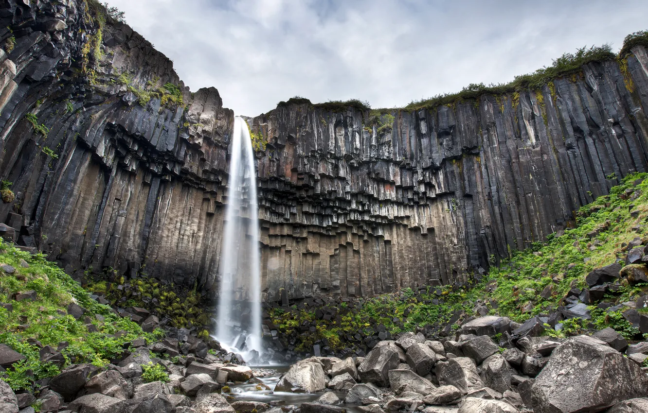 Фото обои зелень, вода, камни, скалы, водопад