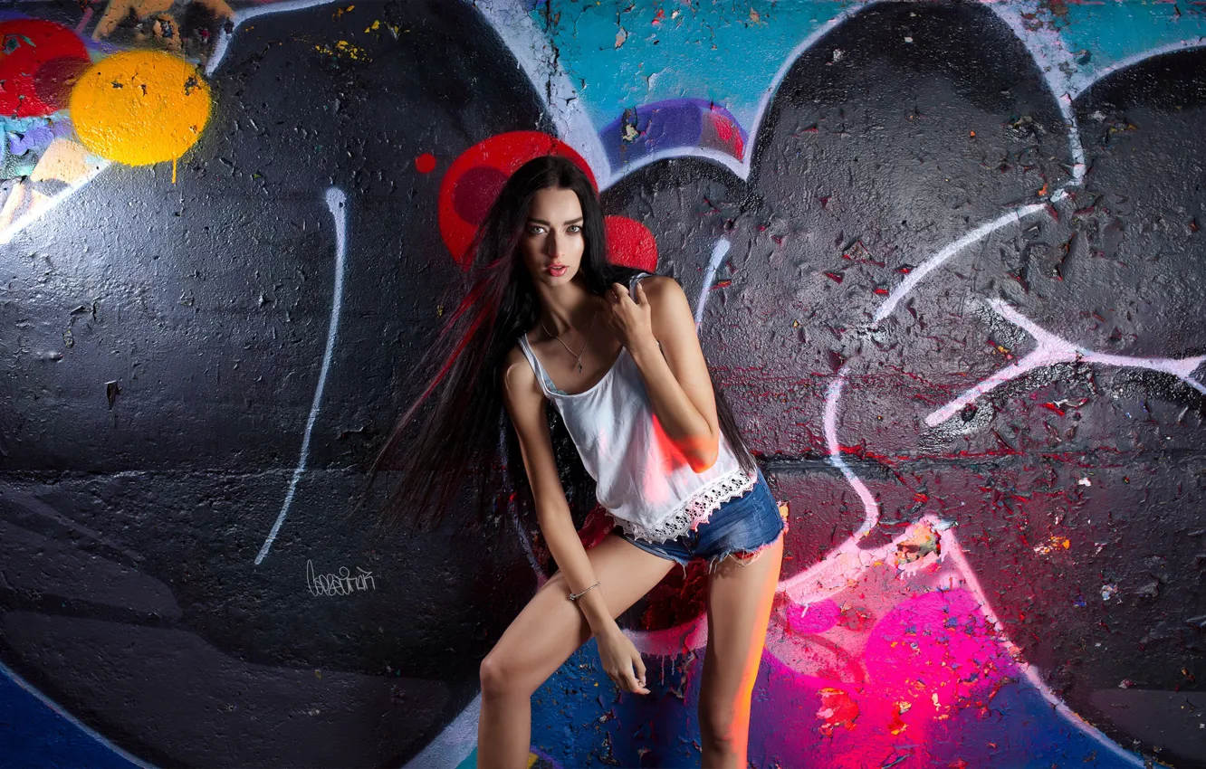 Фото обои девушка, поза, стена, граффити, шорты, длинные волосы, Сергей Пак